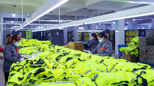 從樣品到成品，揭秘執(zhí)勤棉服定制全過(guò)程！