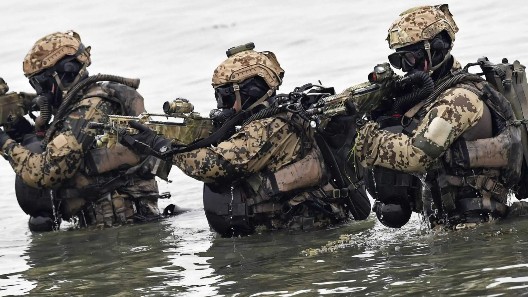 嗨，你戴頭盔可真帥